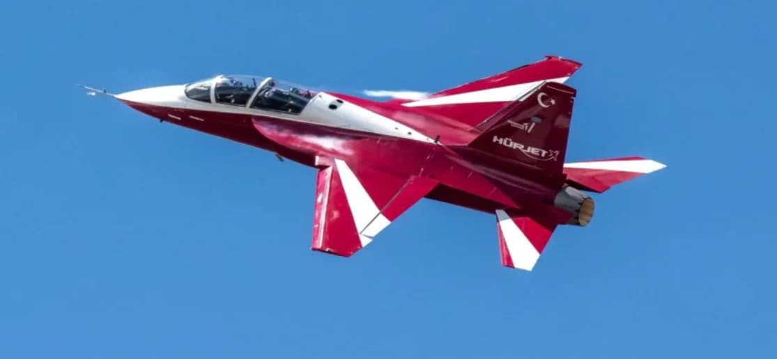 Kırmızı beyaz jet eğitim uçağı